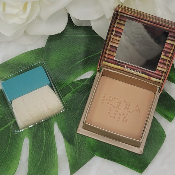 Benefit Hoola Lite Matte Bronzer - Full Size - Picture 2 of 6